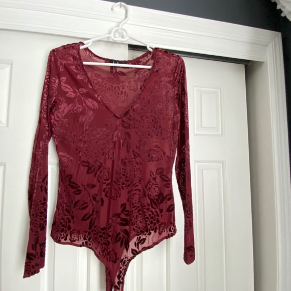 Lulu’s burgundy burnout velvet bodysuit - Picture 4 of 4